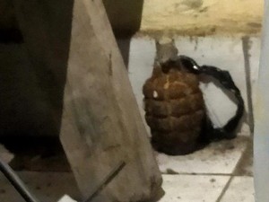 Penampakan Granat Nanas Ditemukan di Tumpukan Barang Rumah Warga Maros
