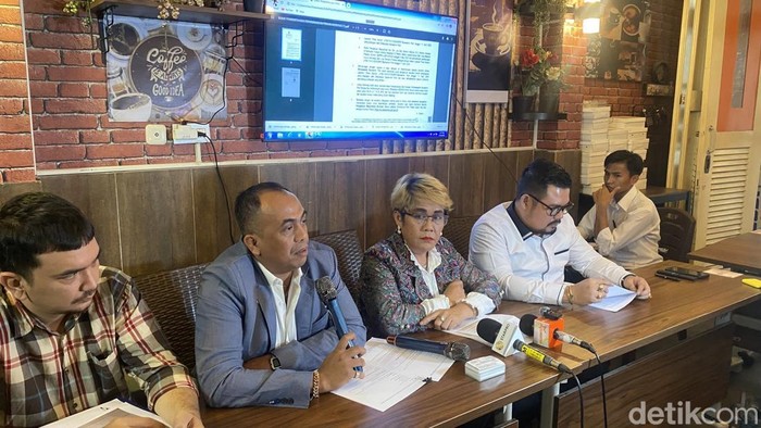 Pengacara Lisa Mariana, Jhon Boy Nababan dalam konferensi pers di Jakarta Timur (Devi/detikcom)