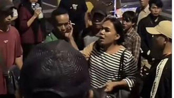 Pengamen waria yang marah-marah di Alun-alun Purbalingga. Foto diunggah Senin (14/7/2025).