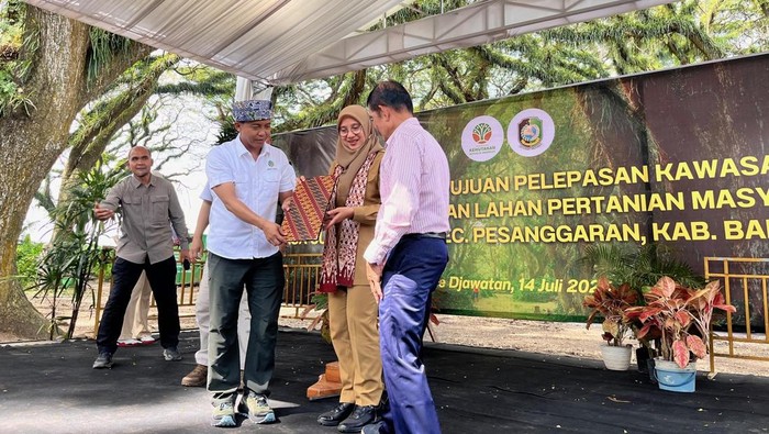 Penyerahan SK Persetujuan Pelepasan Kawasan hutan oleh Menhut kepada Bupati Banyuwangi.