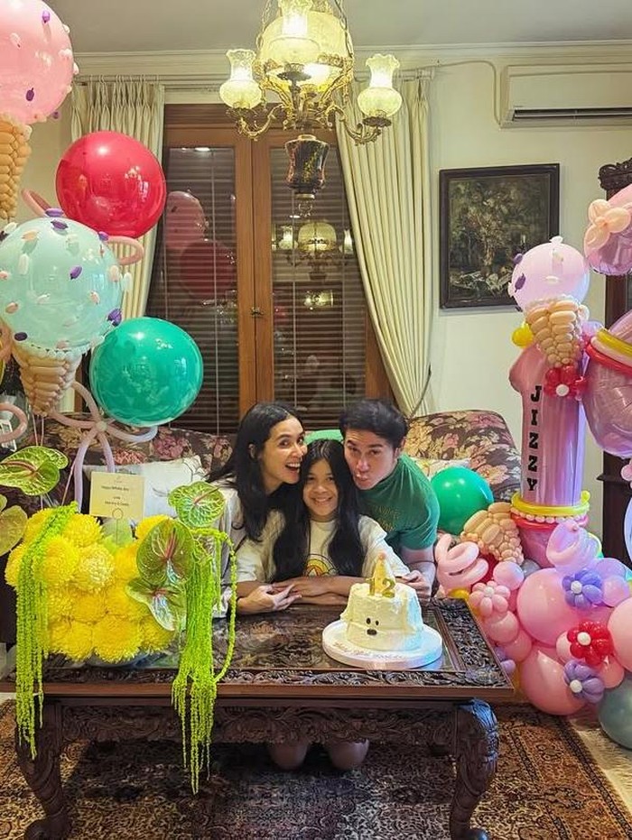 Perayaan ulang tahun anak Vino G Bastian dengan Marsha Timothy. Kebersamaan Vino G Bastain dengan keluarga.