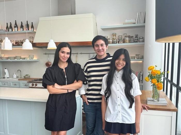 Perayaan ulang tahun anak Vino G Bastian dengan Marsha Timothy. Kebersamaan Vino G Bastain dengan keluarga.