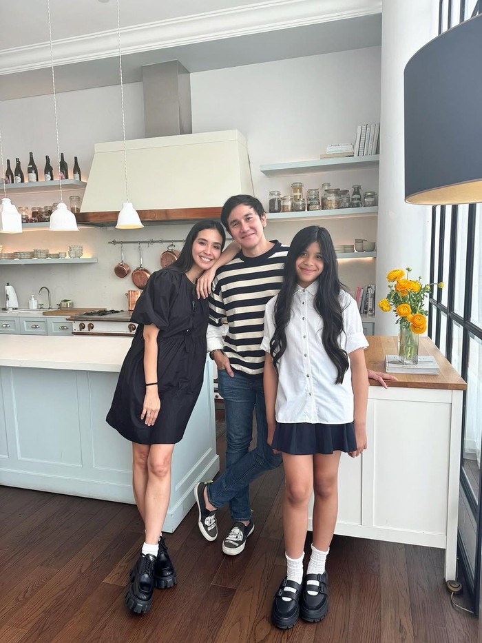 Perayaan ulang tahun anak Vino G Bastian dengan Marsha Timothy. Kebersamaan Vino G Bastain dengan keluarga.