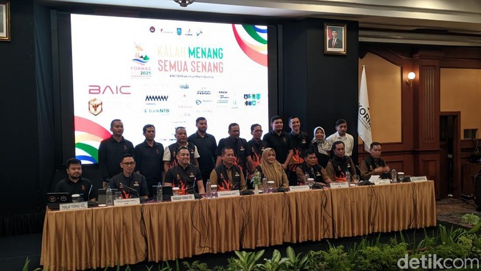 Gubernur NTB Lalu Muhamad Iqbal dan Wagub Indah Dhamayanti Putri saat memberikan keterangan pers persiapan Fornas VIII di Mataram, Senin (13/7/2025).