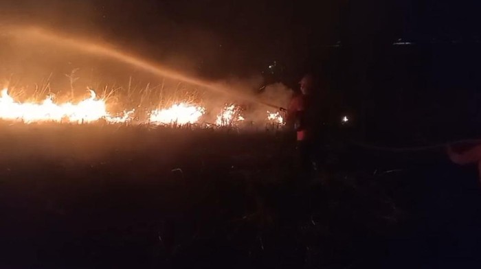 Personel Manggala Agni berupaua padamkan karhutla di Ogan Ilir.