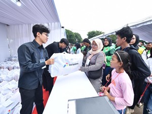 Pertamina Bagikan Seragam dan Perlengkapan Sekolah untuk Anak Ojol-Opang