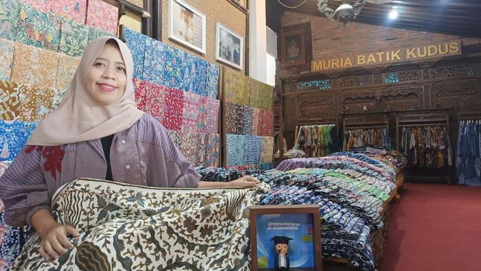 Menjadi salah satu pemenang dalam Pertamina Pertapreneur Aggregator 2024, Yuli Astuti tak hanya melestarikan batik Kudus.