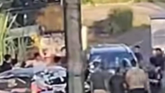 Tangkapan layar video saat sejumlah orang diduga anggota ormas merusak mobil di Langkat.