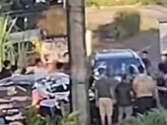 Tangkapan layar video saat sejumlah orang diduga anggota ormas merusak mobil di Langkat.