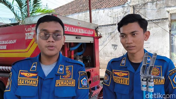 Petugas Damkar Pos Menganti, Rayhan Hafidz Setiawan yang mengusir ular gaib.