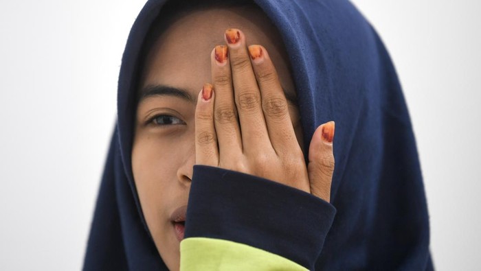 Sejumlah peserta didik Sekolah Rakyat Terintegrasi 24 bersiap untuk lari saat pemeriksaan kesehatan di GOR Segiri, Samarinda, Kalimantan Timur, Senin (14/7/2025). Sebanyak 100 peserta didik sekolah rakyat setingkat SMP dan SMA itu mengikuti pemeriksaan kesehatan meliputi tes kesehatan penglihatan, pendengaran, gula darah hingga tes kejiwaan. ANTARA FOTO/M Risyal Hidayat/rwa.