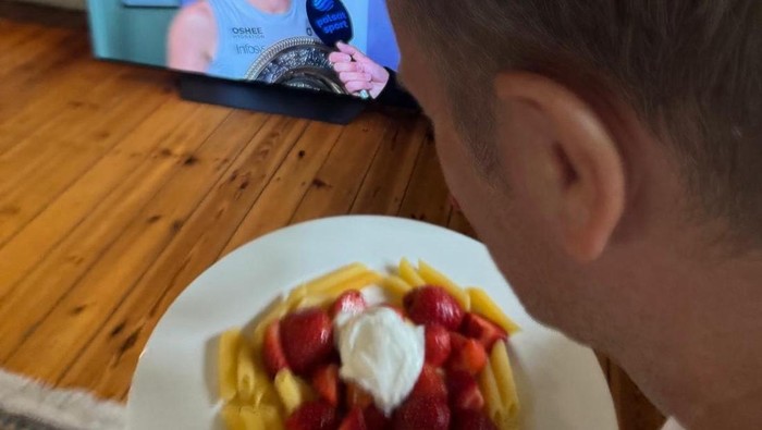 PM Polandia Dihujat gegara Makan Pasta pakai Strawberry, Ini Faktanya