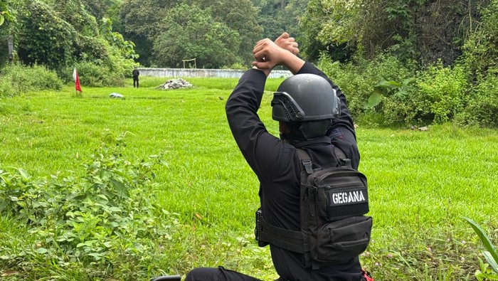 Tim Penjinak Bom (Jibom) Detasemen Gegana Sat Brimob Polda Sulawesi Selatan (Sulsel) mengevakuasi dan meledakkan granat nanas yang ditemukan di dalam rumah warga di Kabupaten Maros