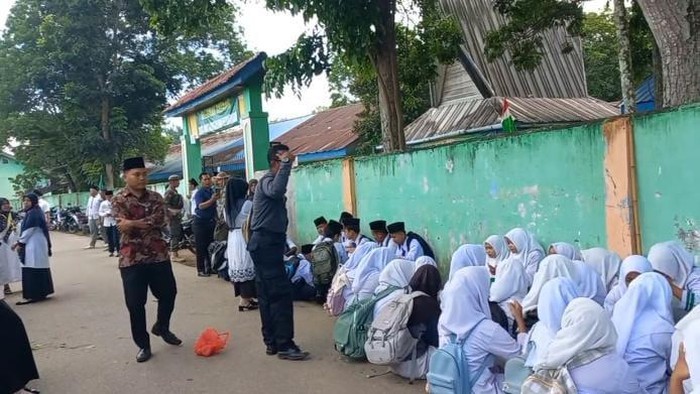 Siswa Al-Washliyah di Galang belajar di luar gedung karena sekolah disegel Pemkab Deli Serdang