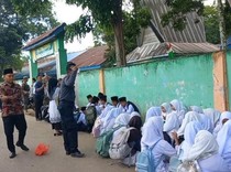 Hari Pertama Sekolah, Siswa Al-Washliyah Belajar di Luar gegara Gedung Disegel