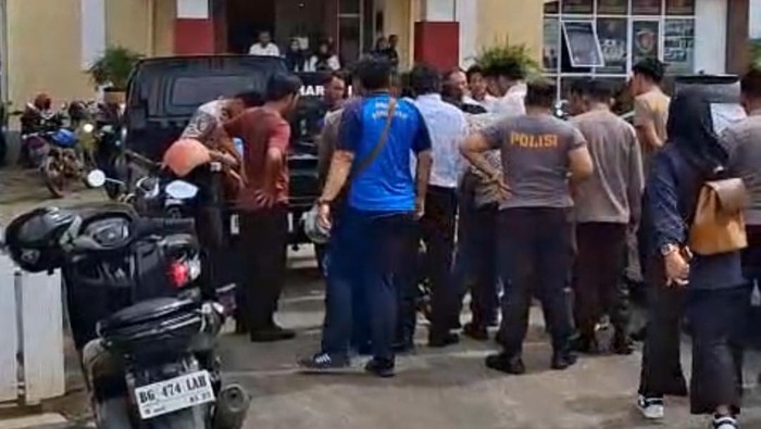 Polisi mengamankan pemotor yang menerobos razia dan menyerang petugas dengan sajam.