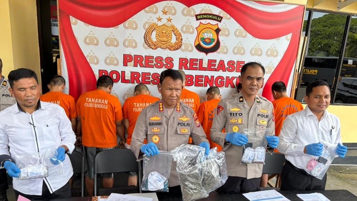 Polisi saat merilis kasus oknum lurah pakai sabu di Bengkulu.