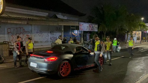 Polres Badung menyita kendaraan sport mewah merek Porche saat penertiban lalu lintas di simpang jalan nelayan, Canggu, Minggu (14/7/2025). (dok. Polres Badung)