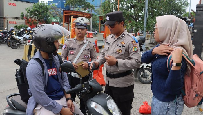 Polres Pelabuhan Tanjung Priok memberikan teguran pada 10 pemotor yang melanggar aturan berkendara di hari pertama Operasi Patuh Jaya 2025. (Dok polisi).