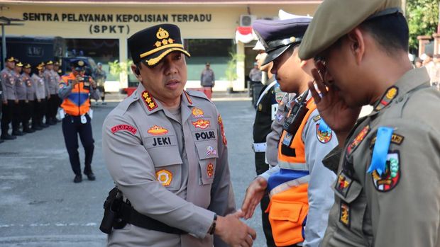 Polresta Pekanbaru menggelar apel pasukan Operasi Patuh Lancang Kuning 2025, Senin (14/7/2025).