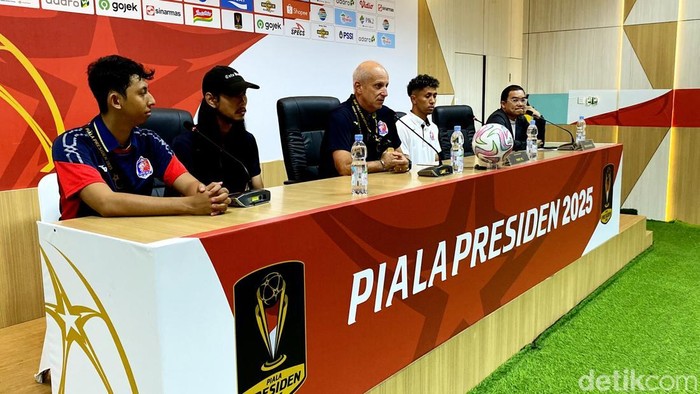 Pelatih Port FC Alexandre Da Gama saat konferensi pers usai laga final Piala Presiden 2025 melawan Oxford United.