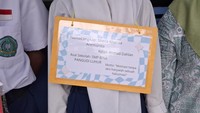 Berdasarkan tinjauan langsung detikEdu di tiga sekolah tersebut, MPLS tampak sesuai panduan yang diterbitkan Kementerian Pendidikan Dasar dan Menengah (Kemendikdasmen). Contohnya dalam hal name tag, tidak ada yang berlebihan. Foto: Cicin Yulianti/detikEdu