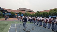 Adapun MPLS untuk jenjang menengah atas yakni di SMAN 22 Jakarta, kegiatan dimulai dengan upacara pembukaan apel MPLS hari pertama. Di sana, kegiatan MPLS di SMAN 22 Jakarta dimulai dengan gerakan senam Anak Indonesia Hebat. Para murid baru dibimbing oleh kakak kelasnya (OSIS dan MPK) dalam melakukan senam.Foto: Cicin Yulianti/detikEdu