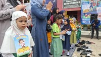 Sesuai juga dengan instruksi Menteri Dikdasmen Abdul Muti, siswa SD terlihat diantar oleh orang tuanya. Salah satunya di SDN Utan Kayu Selatan 05, terlihat ada seorang ayah yang antar anaknya. Foto: Cicin Yulianti/detikEdu