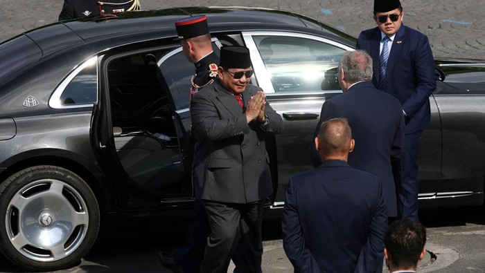 Potret Prabowo Jadi Tamu Kehormatan Bastille Day Paris, Akrab dengan Macron Indonesia's President Prabowo Subianto is welcomed by French Prime Minister Francois Bayrou as he arrives to attend the annual Bastille Day military ceremony on the Place de la Concorde in Paris, France, July 14, 2025. REUTERS/Gonzalo Fuentes