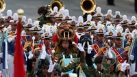 Di antara pasukan itu terdapat TNI yang turut ikut memeriahkan Bastille Day. Para musisi dari drum band militer Indonesia Parade Gabundan dalam upacara militer tahunan. Foto: REUTERS/Gonzalo Fuentes