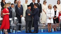 Seusai inspeksi pasukan, Macron terlihat menghampiri para tamu undangan. Prabowo menjadi tamu pertama yang disapa Macron. Foto: REUTERS/Abdul Saboor
