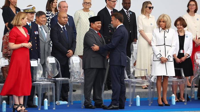 French President Emmanuel Macron checks hands with Indonesias President Prabowo Subianto during the annual Bastille Day military parade on the Place de la Concorde in Paris, France, July 14, 2025. REUTERS/Abdul Saboor