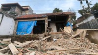 Tampak depan area rumah dua lantai yang sedang direnovasi. Rencananya, rumah tersebut juga akan dijadikan tempat usaha