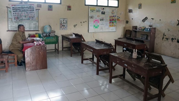 Potret SDN Kranggan 01 Batang yang Tak Ada Siswa Baru Sama Sekali Seorang guru duduk di kursi ruang kelas I yang tidak mendapat peserta didik baru di SDN Kranggan 01, Tersono, Kabupaten Batang, Jawa Tengah, Senin (14/7/2025). Berdasarkan Dinas Pendidikan dan Kebudayaan Kabupaten Batang, SDN Kranggan 1 tidak ada siswa sama sekali dalam tahun ajaran baru 2025/2026 dikarenakan adanya persaingan dengan sekolah swasta di sekitar lokasi sekolah tersebut, dan pihak Disdikbud setempat berencana untuk menggabungkan SDN Kranggan 01 dengan SDN Kranggan 02. ANTARA FOTO/Harviyan Perdana Putra/rwa.