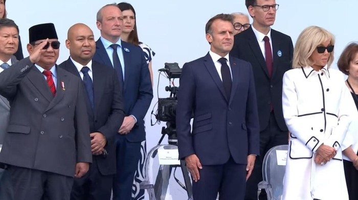 Prabowo beri hormat ke Kontingen RI di parade Bastille Day.