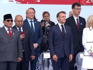 Jadi Tamu Kehormatan Bastille Day Paris, Prabowo Duduk di Samping Macron