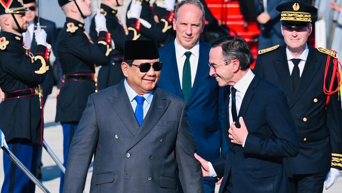 Prabowo tiba di Paris untuk menghadiri Bastille Day.