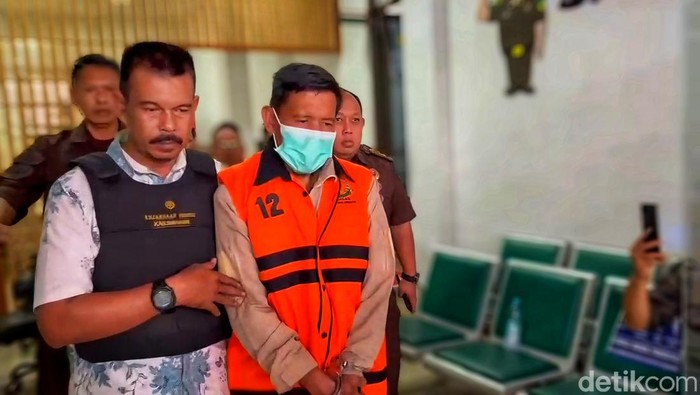 Prasetyo Digiring Petugas Kejaksaan ke dalam kendaraan tahanan usai ditetapkan sebagai tersangka