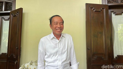 Presiden ke-7 RI, Joko Widodo (Jokowi) di rumahnya di Sumber, Banjarsari, Solo, Senin (14/7/2025).
