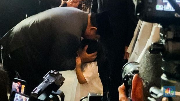 Presiden Prabowo Subianto mencium kening anak Indonesia yang tinggal di Prancis ditengah kunjungan kerja pada Senin (14/7/2025). (CNBC Indonesia/Seft Oktarianisa)