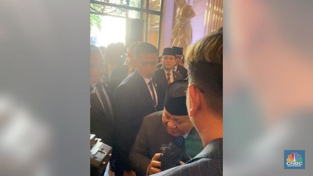 Presiden Prabowo Subianto mencium kening anak Indonesia yang tinggal di Prancis ditengah kunjungan kerja pada Senin (14/7/2025). (CNBC Indonesia/Seft Oktarianisa)
