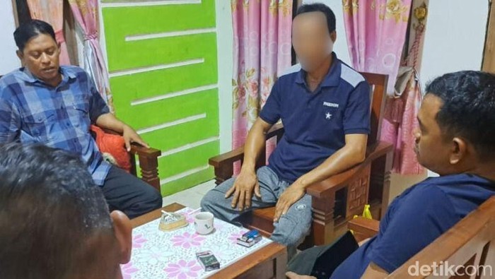 Pelaku pembunuhan di Batu Ampar Kubu Raya saat diperiksa kepolisian.