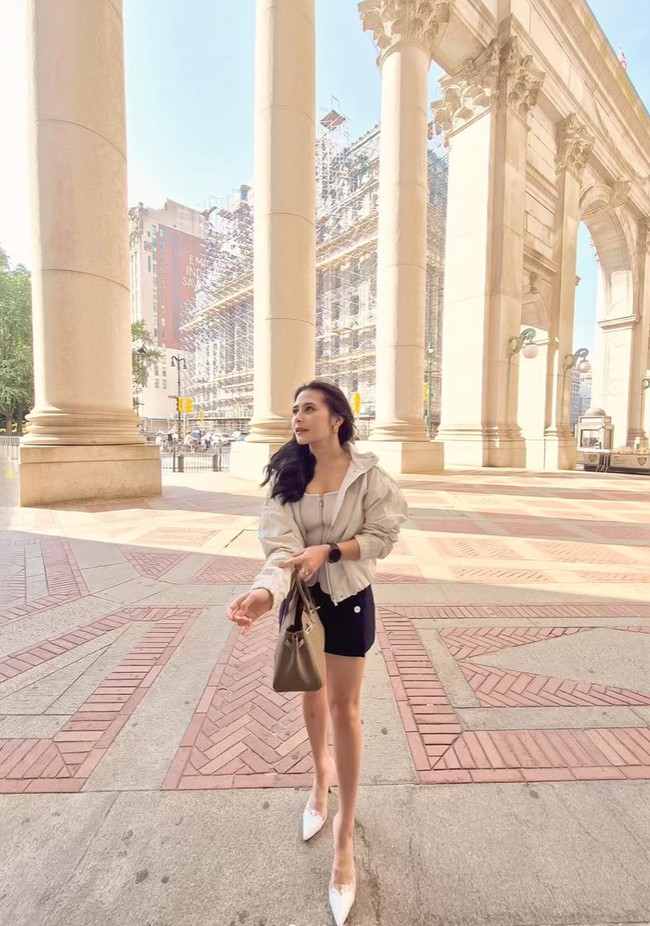 Prilly terlihat mengenakan jaket crop berwarna krem yang memberi kesan kasual namun tetap stylish. Potongannya yang pendek dan bahannya yang ringan menjadikannya pilihan tepat untuk berjalan-jalan di kota tanpa terasa panas. Foto: Instagram/@prillylatuconsina96