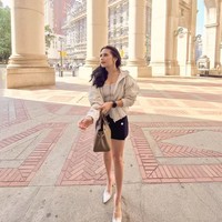 Prilly terlihat mengenakan jaket crop berwarna krem yang memberi kesan kasual namun tetap stylish. Potongannya yang pendek dan bahannya yang ringan menjadikannya pilihan tepat untuk berjalan-jalan di kota tanpa terasa panas. Foto: Instagram/@prillylatuconsina96