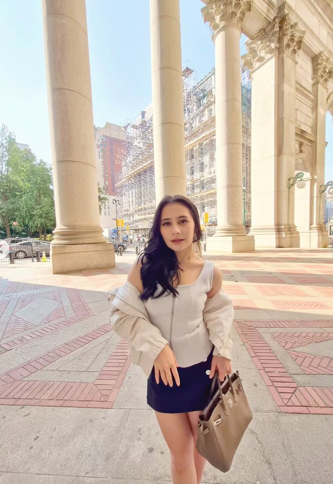 Di balik jaket, Prilly memilih atasan fitted tanpa lengan berwarna abu-abu muda. Potongan leher berbentuk kotak membuat tampilan terlihat lebih rapi dan memperlihatkan bentuk bahu serta leher dengan anggun. Foto: Instagram/@prillylatuconsina96