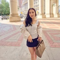 Di balik jaket, Prilly memilih atasan fitted tanpa lengan berwarna abu-abu muda. Potongan leher berbentuk kotak membuat tampilan terlihat lebih rapi dan memperlihatkan bentuk bahu serta leher dengan anggun. Foto: Instagram/@prillylatuconsina96