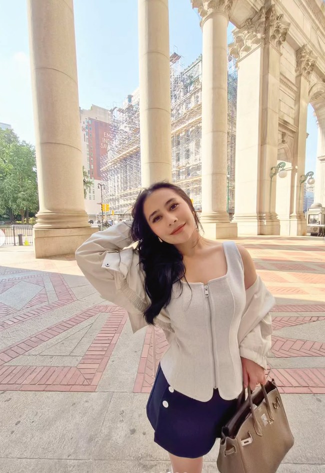 Prilly memadukan atasannya dengan rok mini hitam polos. Warna gelap pada rok memberikan kesan elegan dan netral, sekaligus membantu menonjolkan kaki jenjangnya. Foto: Instagram/@prillylatuconsina96