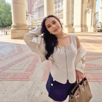 Prilly memadukan atasannya dengan rok mini hitam polos. Warna gelap pada rok memberikan kesan elegan dan netral, sekaligus membantu menonjolkan kaki jenjangnya. Foto: Instagram/@prillylatuconsina96