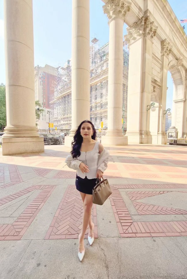 Untuk alas kaki, Prilly memilih high heels berwarna putih dengan model ujung runcing. Sepatu ini menambahkan kesan feminin sekaligus membantu menciptakan ilusi kaki yang lebih panjang dan ramping. Foto: Instagram/@prillylatuconsina96