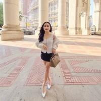 Untuk alas kaki, Prilly memilih high heels berwarna putih dengan model ujung runcing. Sepatu ini menambahkan kesan feminin sekaligus membantu menciptakan ilusi kaki yang lebih panjang dan ramping. Foto: Instagram/@prillylatuconsina96